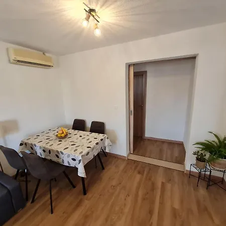 Porat Apartment *
